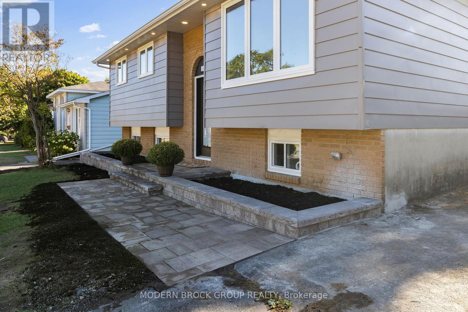 744 COMSTOCK CRESCENT