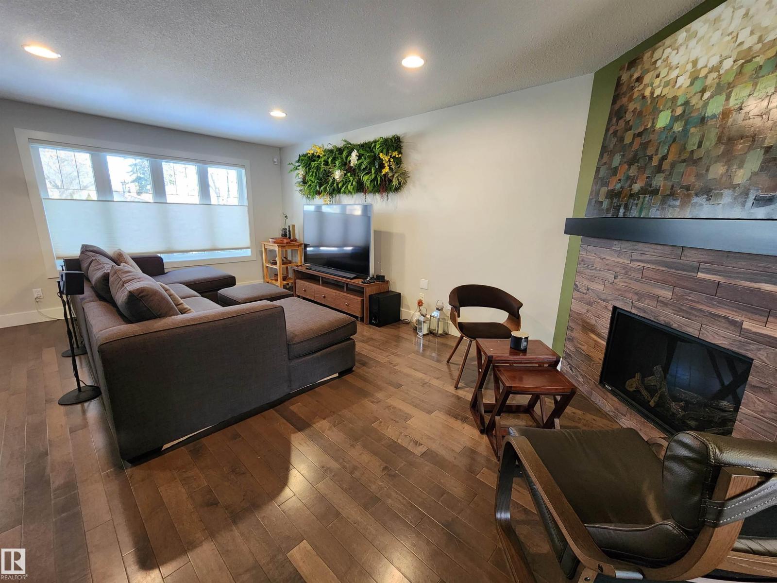 10433 70 AV NW