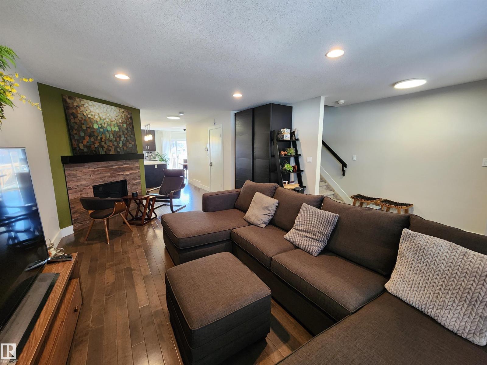 10433 70 AV NW