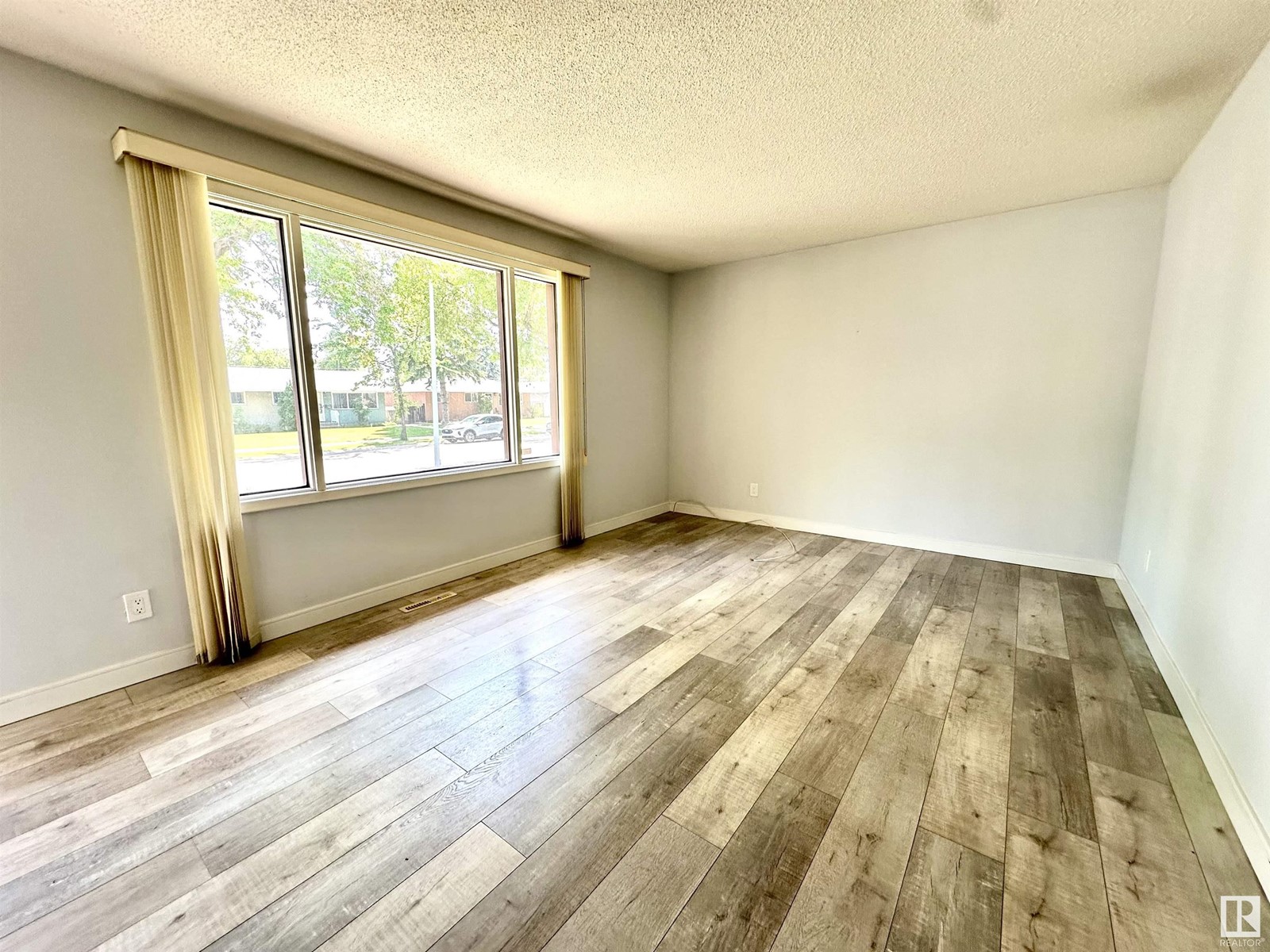 10458 166 ST NW