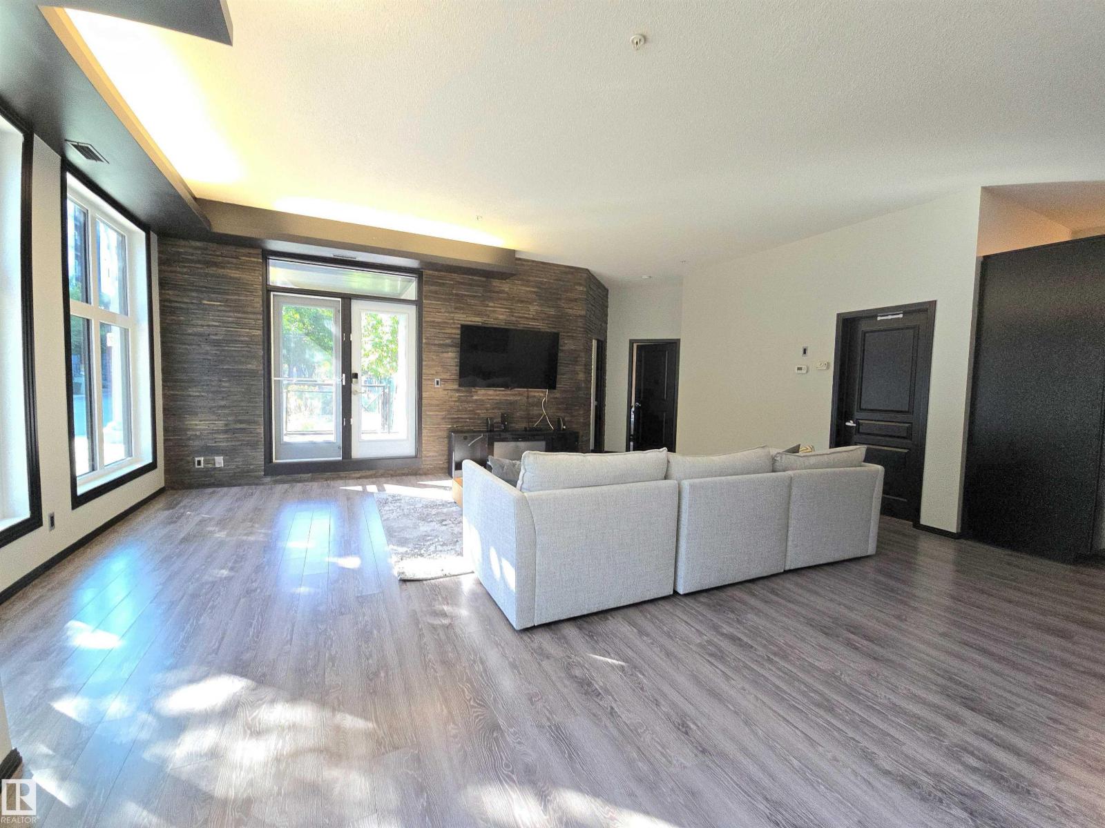 #106 10531 117 ST NW