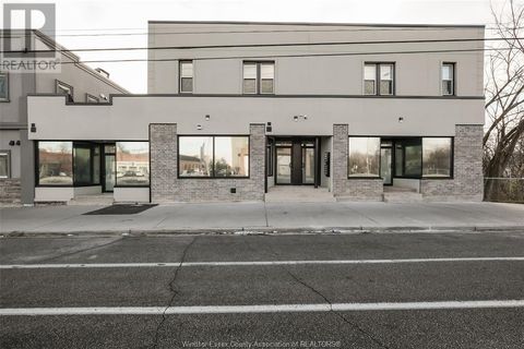 1223 University AVENUE West Windsor ON N9A5T2