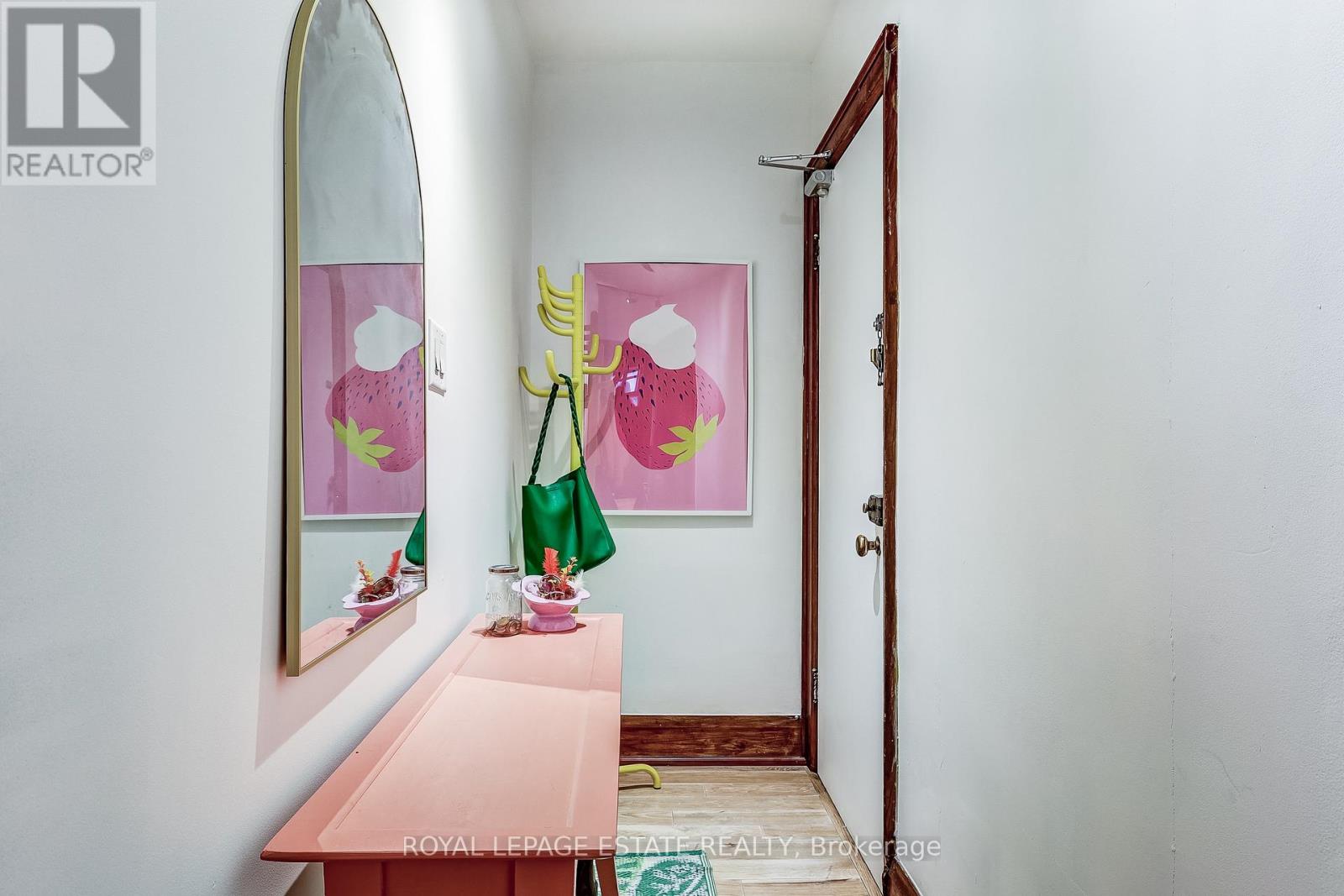 6 - 922 BATHURST STREET