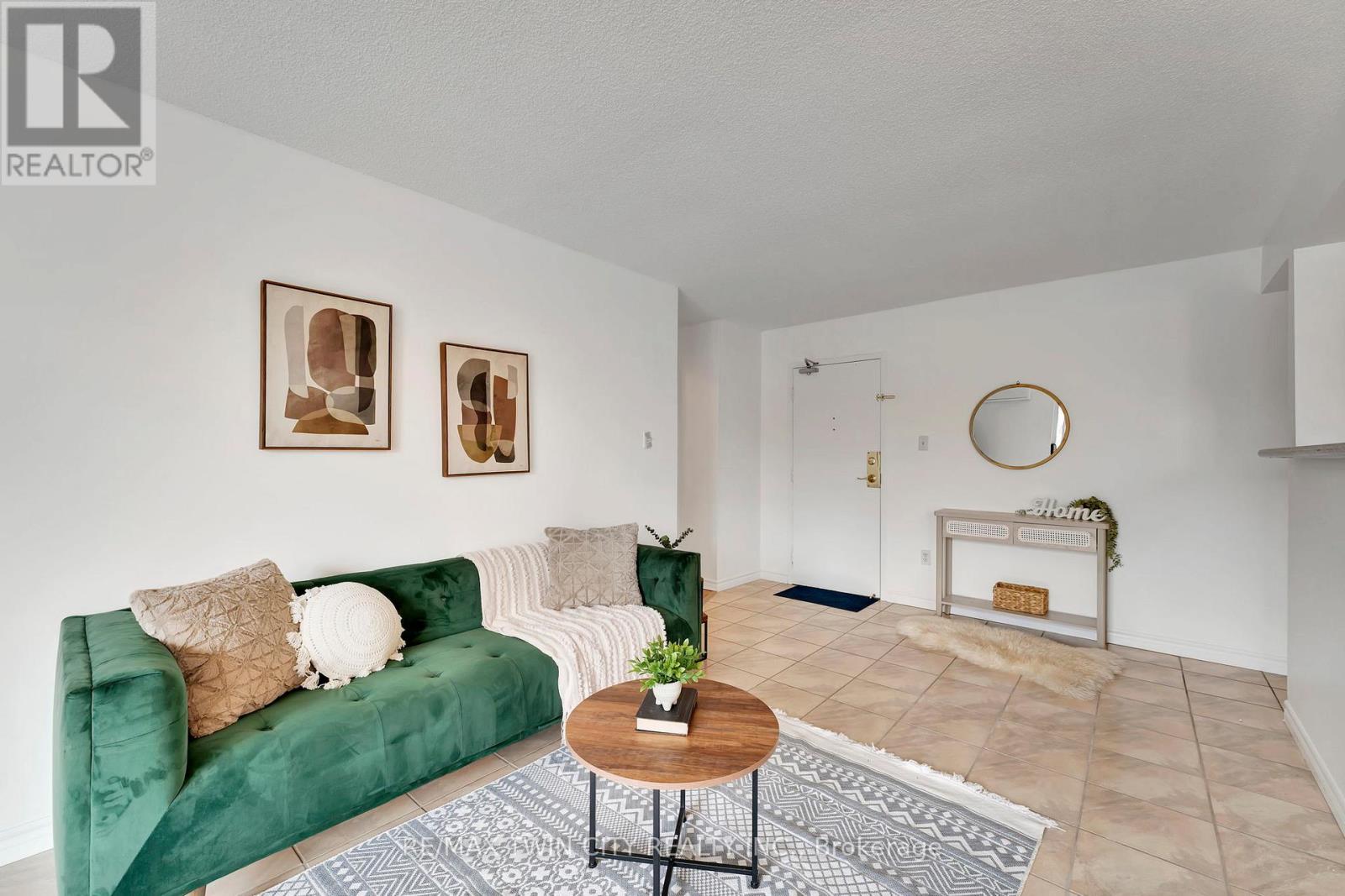 207 - 793 COLBORNE STREET