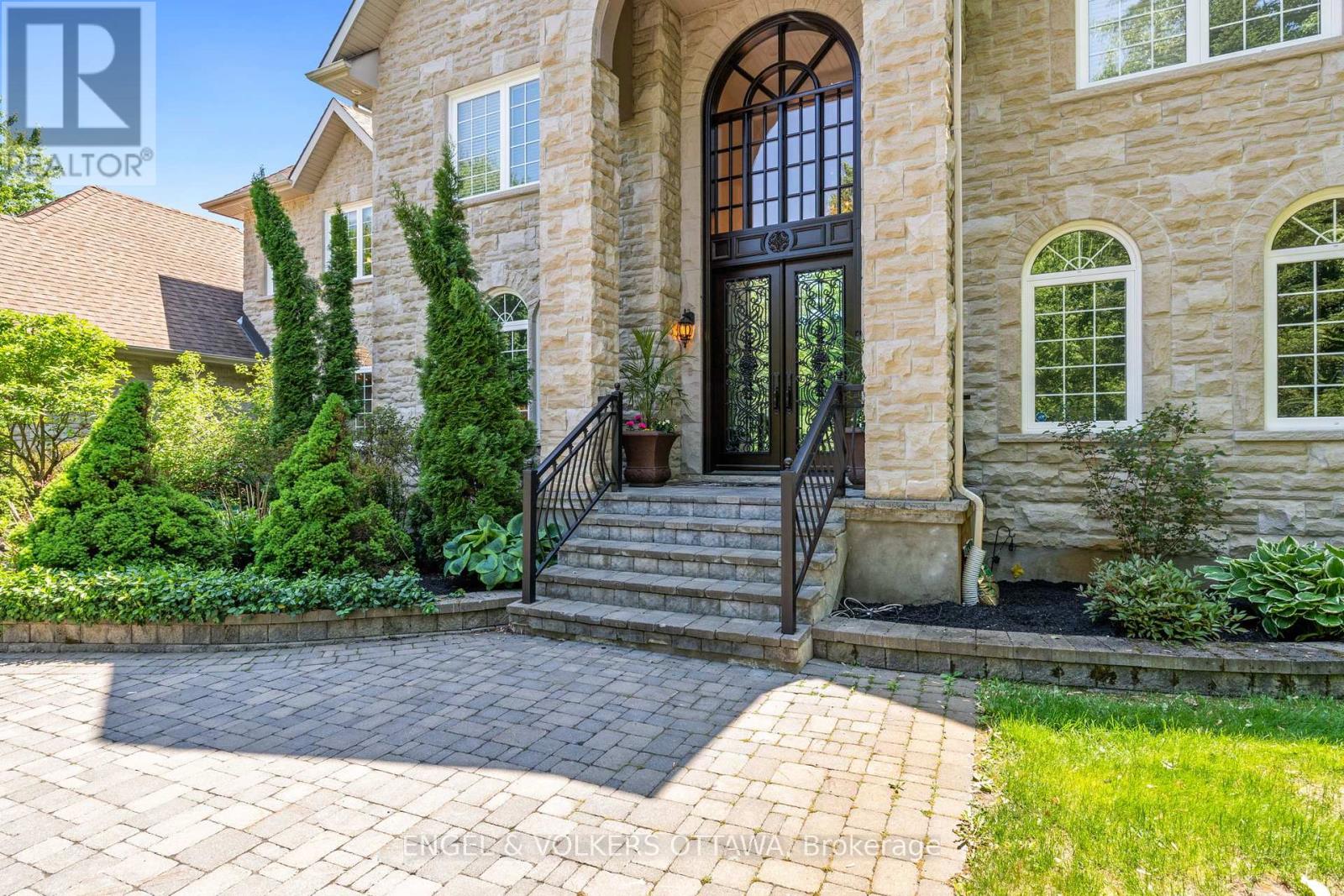 5818 QUEENSCOURT CRESCENT