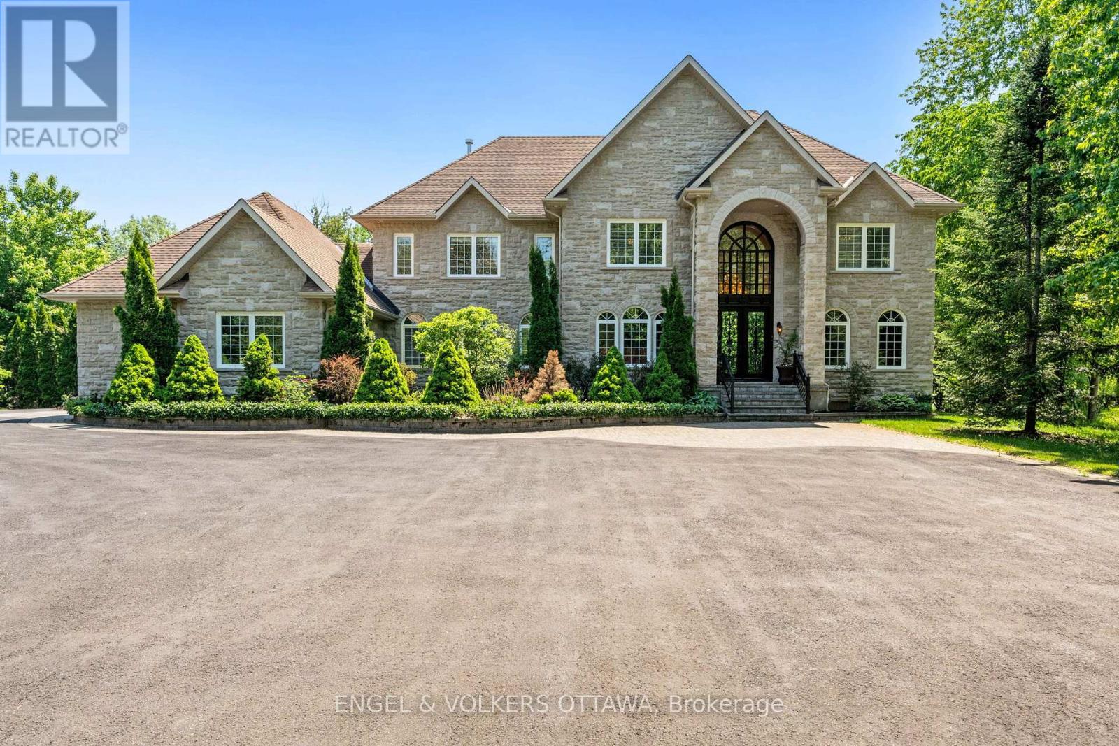 5818 QUEENSCOURT CRESCENT
