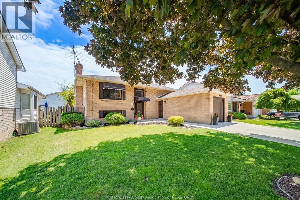 384 AMBERLY CRESCENT