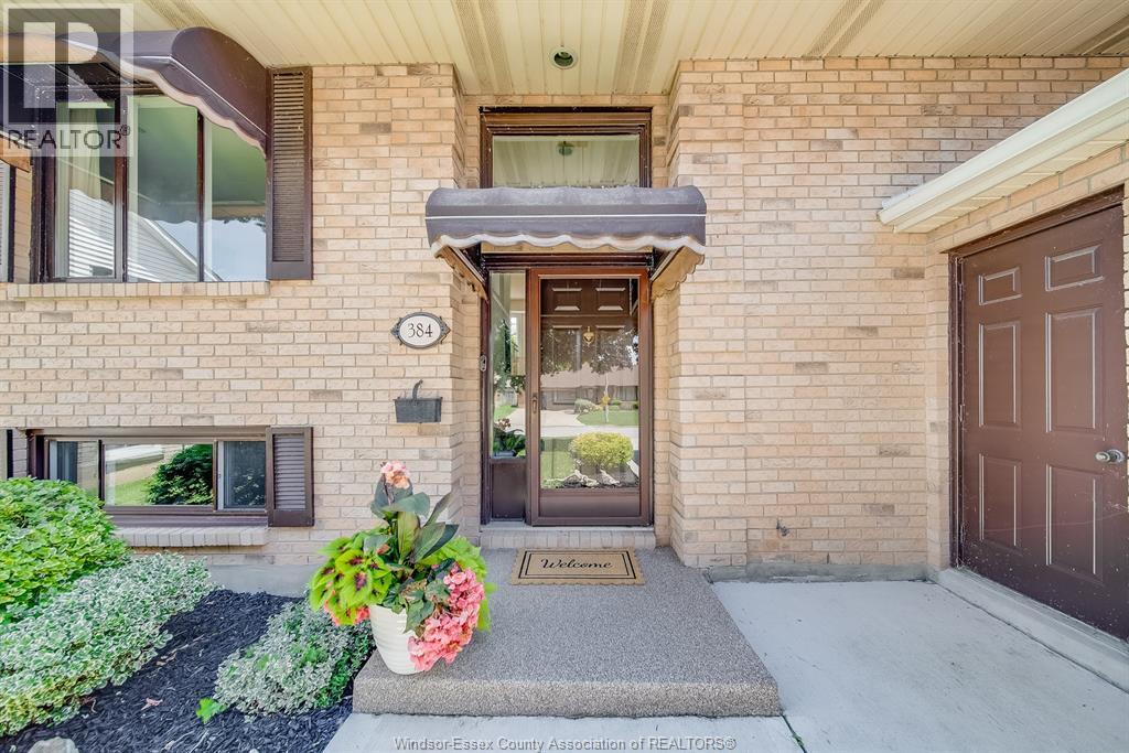 384 AMBERLY CRESCENT