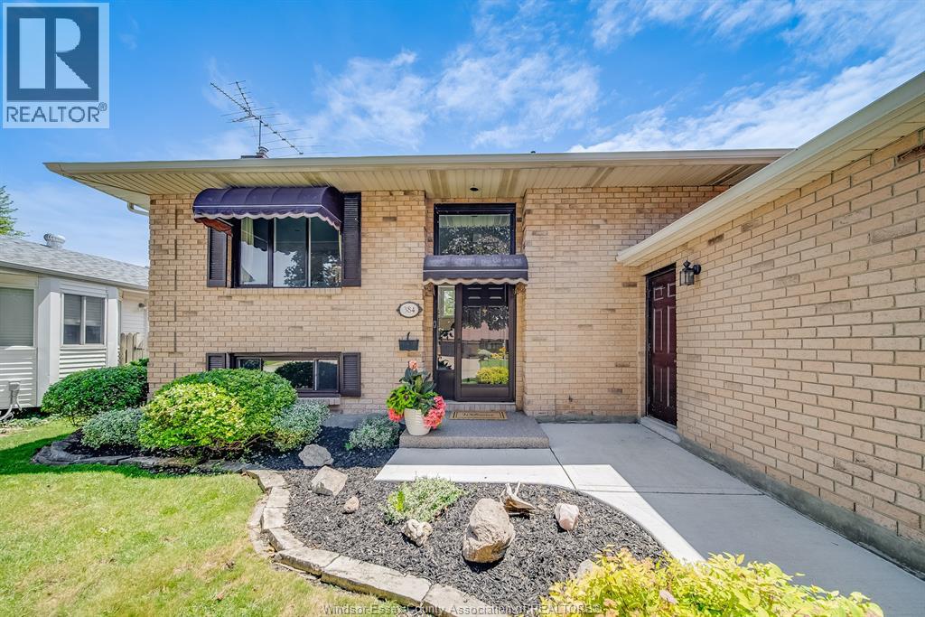 384 AMBERLY CRESCENT