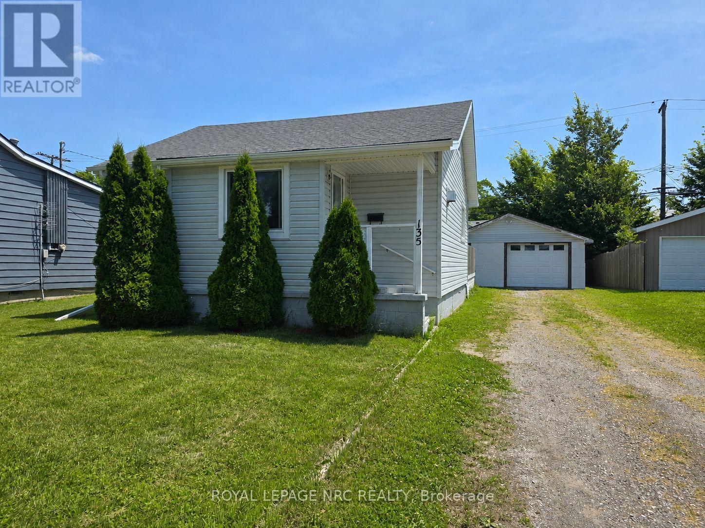Photo 1 of 13 — 135 MCARTHUR AVENUE, Welland (Lincoln/Crowland), ON L3B2J8