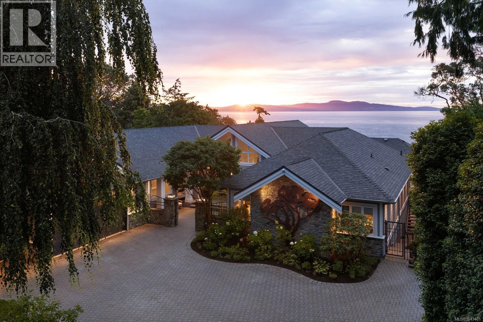 2226 Arbutus Rd