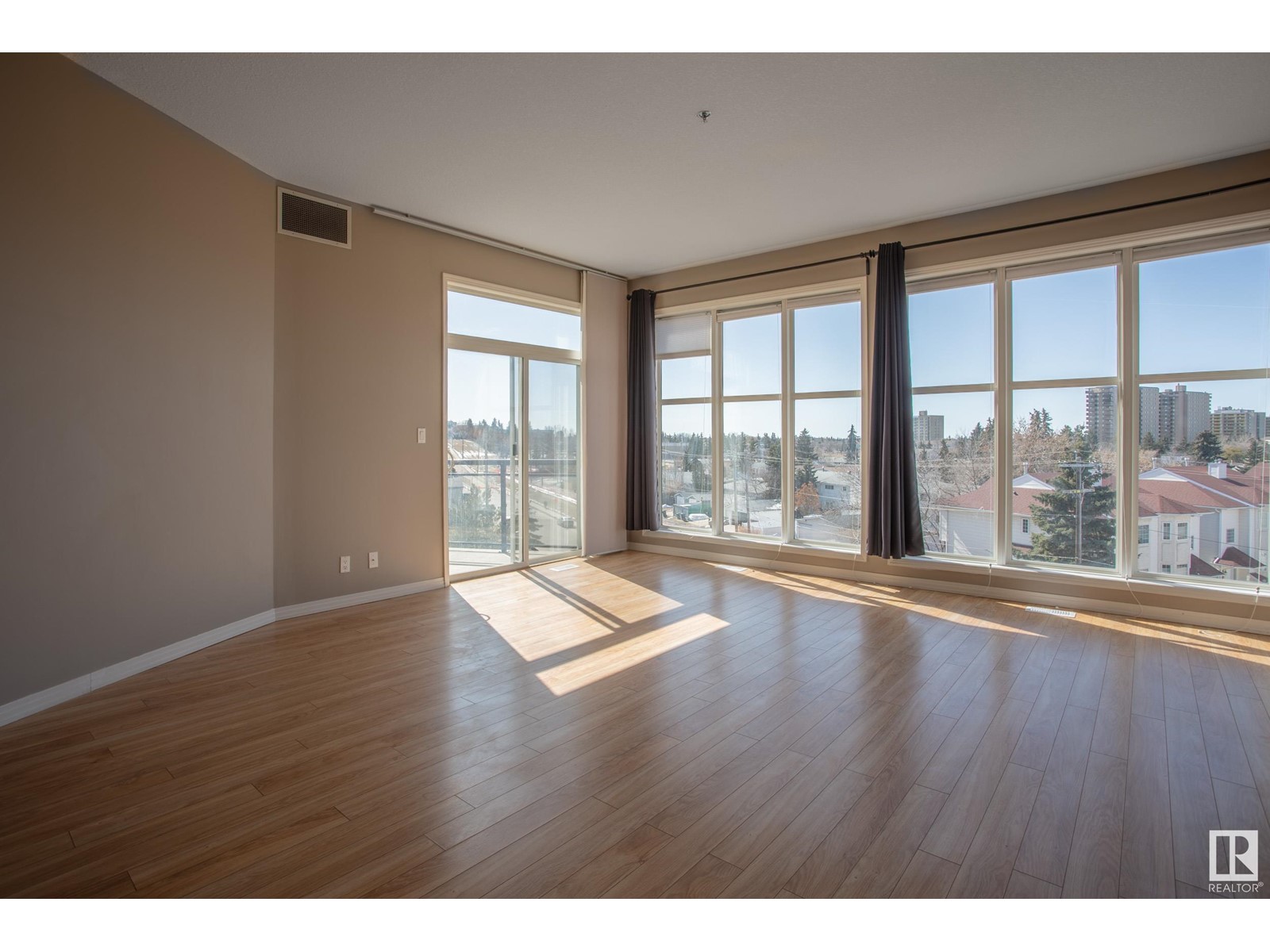 #464 4823 104A ST NW