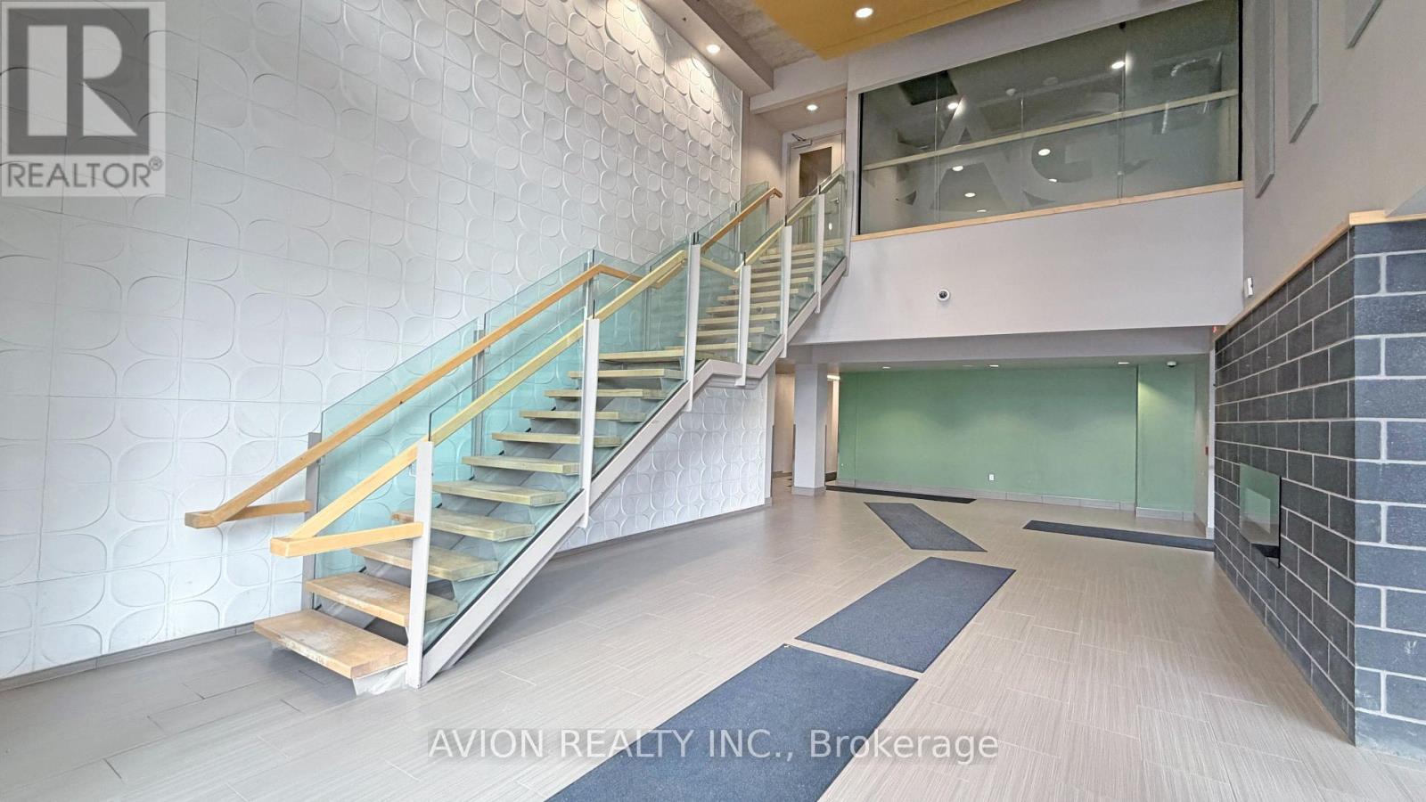 806 - 8 HICKORY STREET W