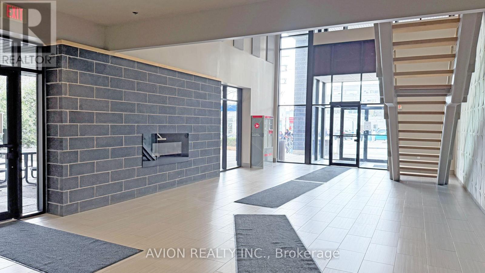 806 - 8 HICKORY STREET W