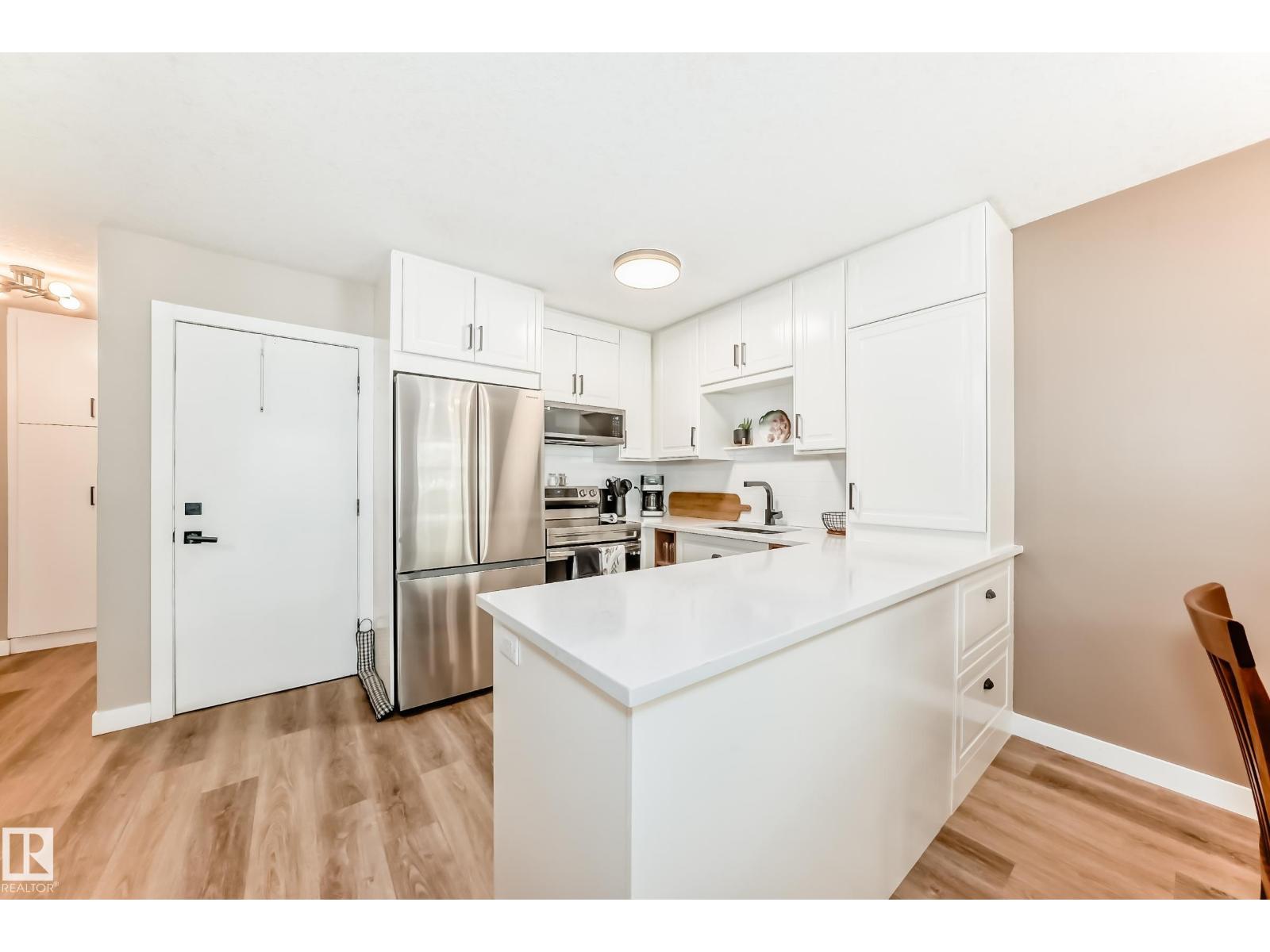10822 11 AV NW