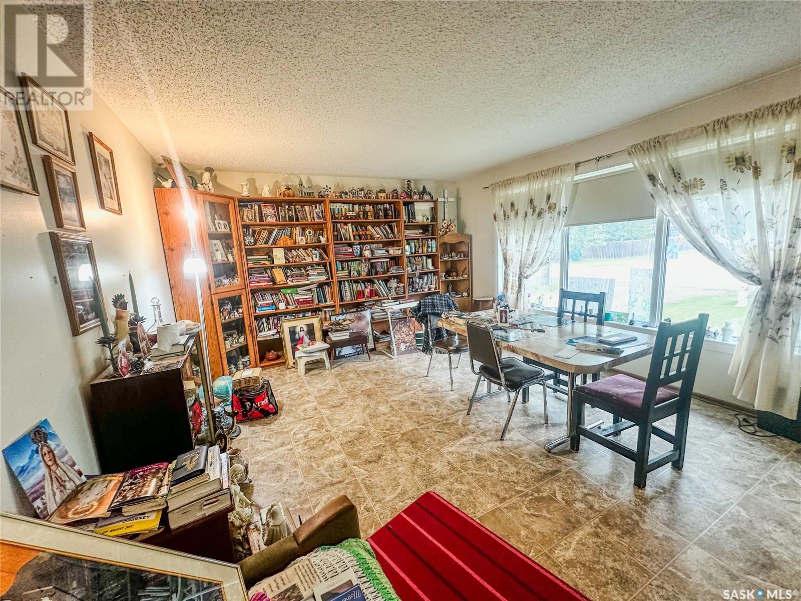 448 Westview CRESCENT