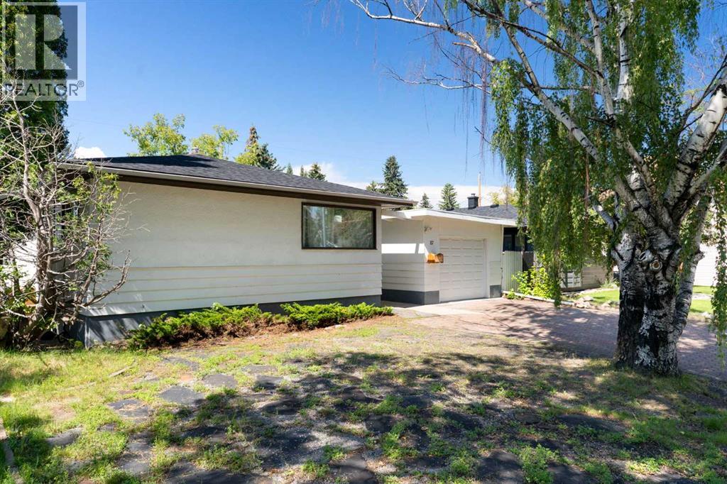 87 Hillgrove Drive SW