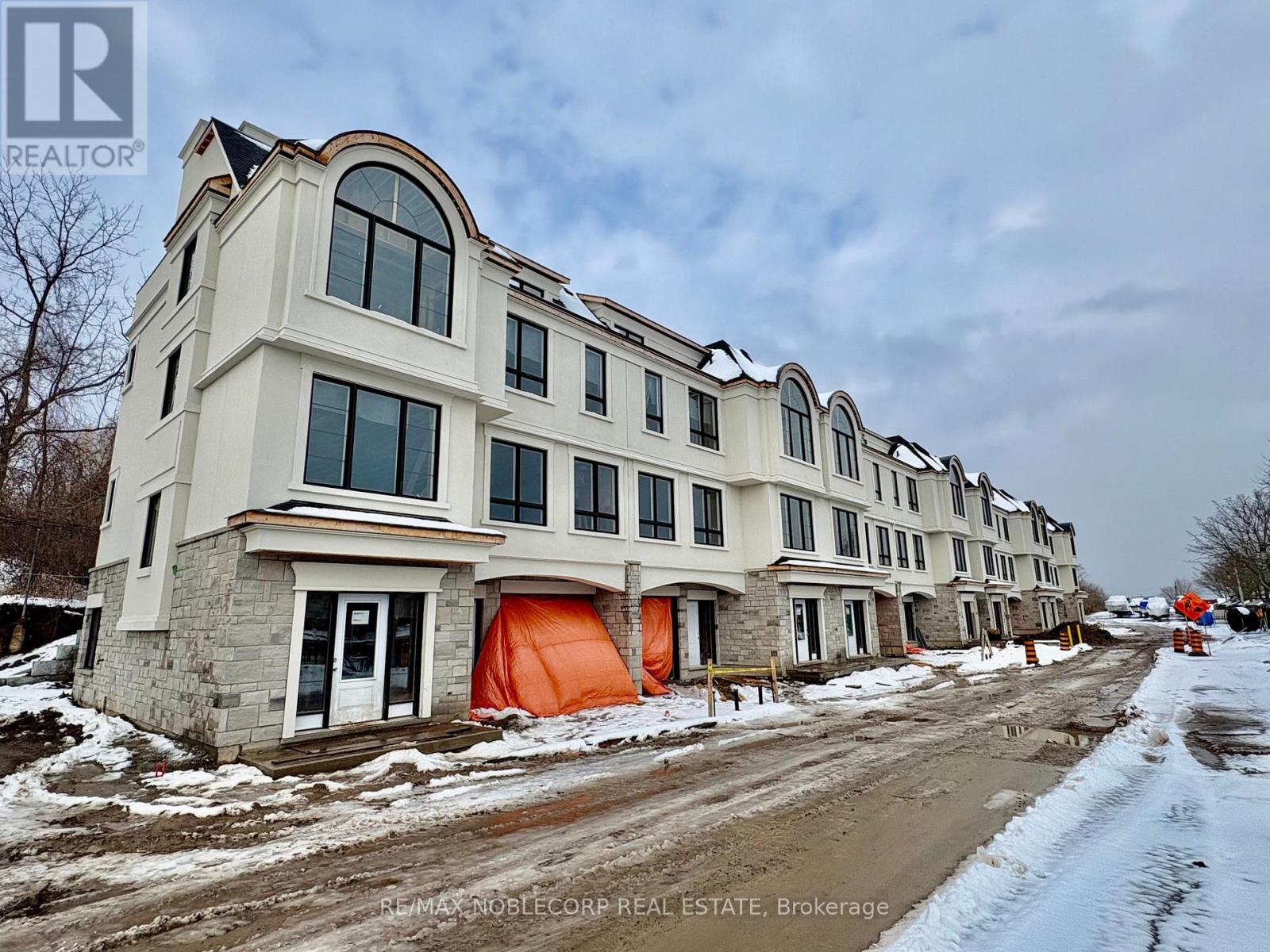 INSPIRATION POINT, TH#7 - 15 LAKE STREET