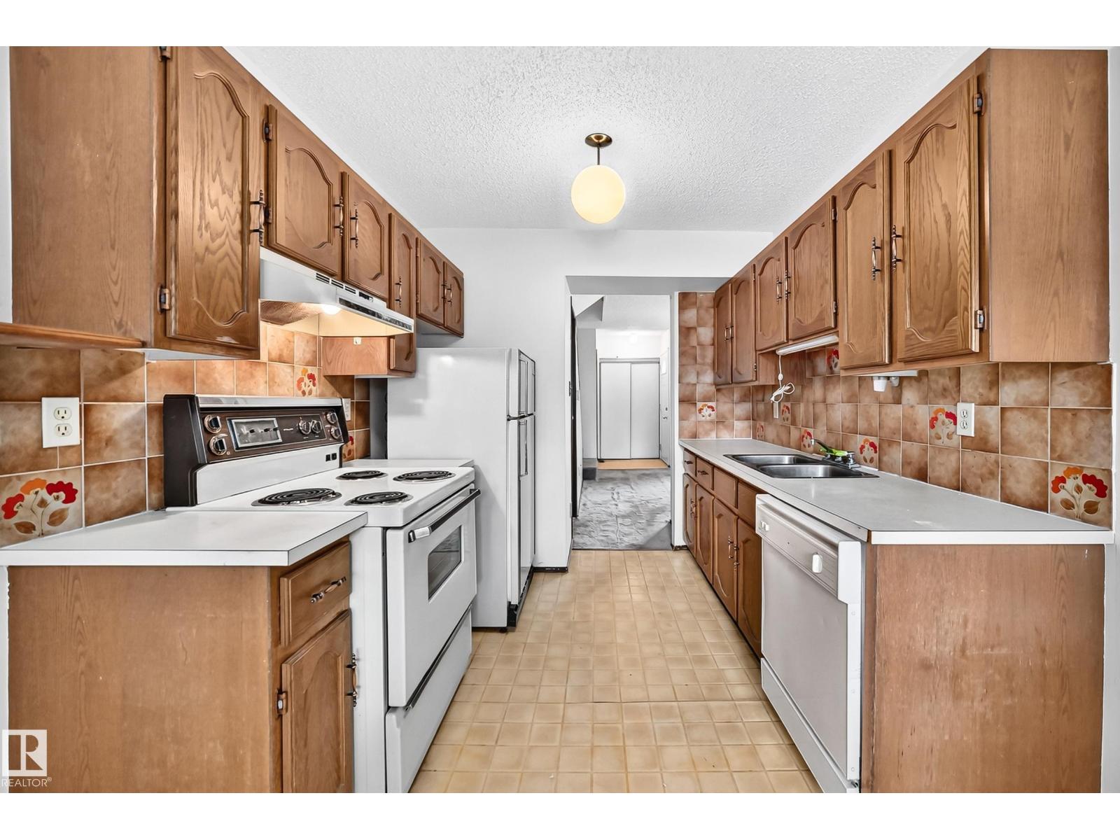 #38 2020 105 ST NW