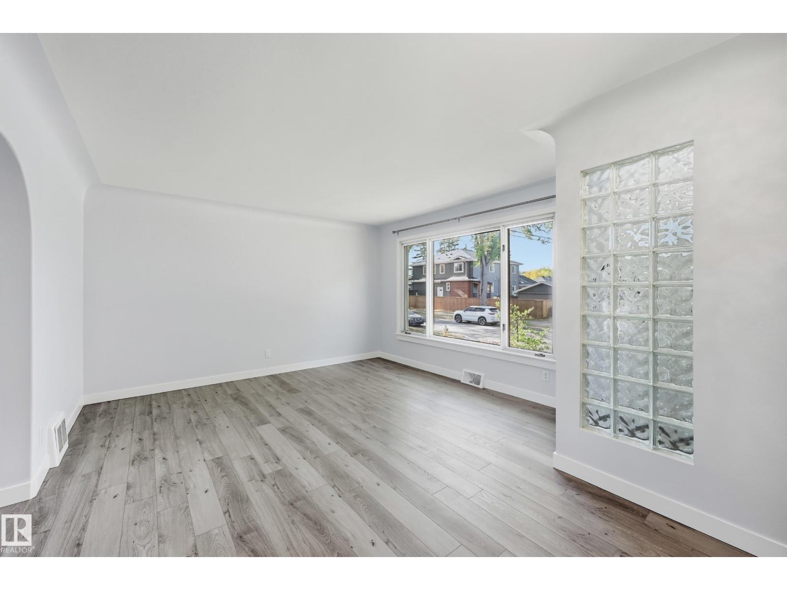 8815 76 ST NW