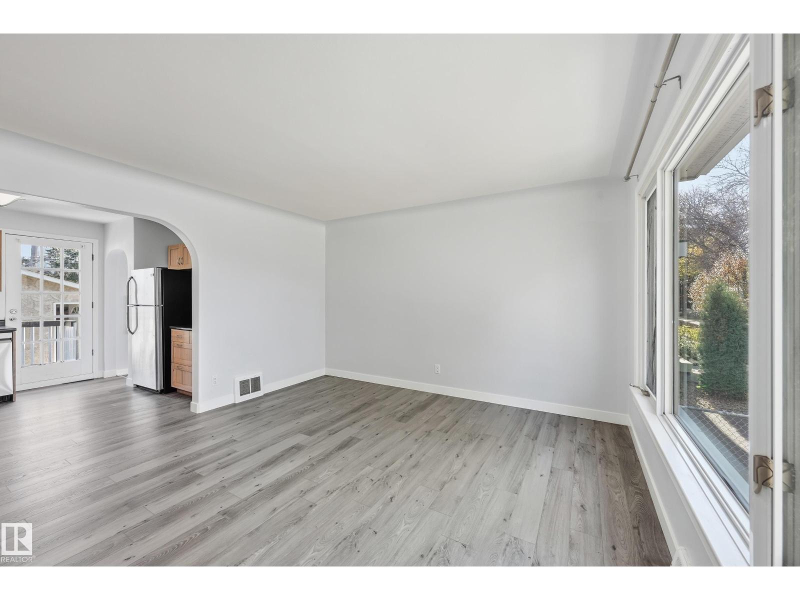 8815 76 ST NW