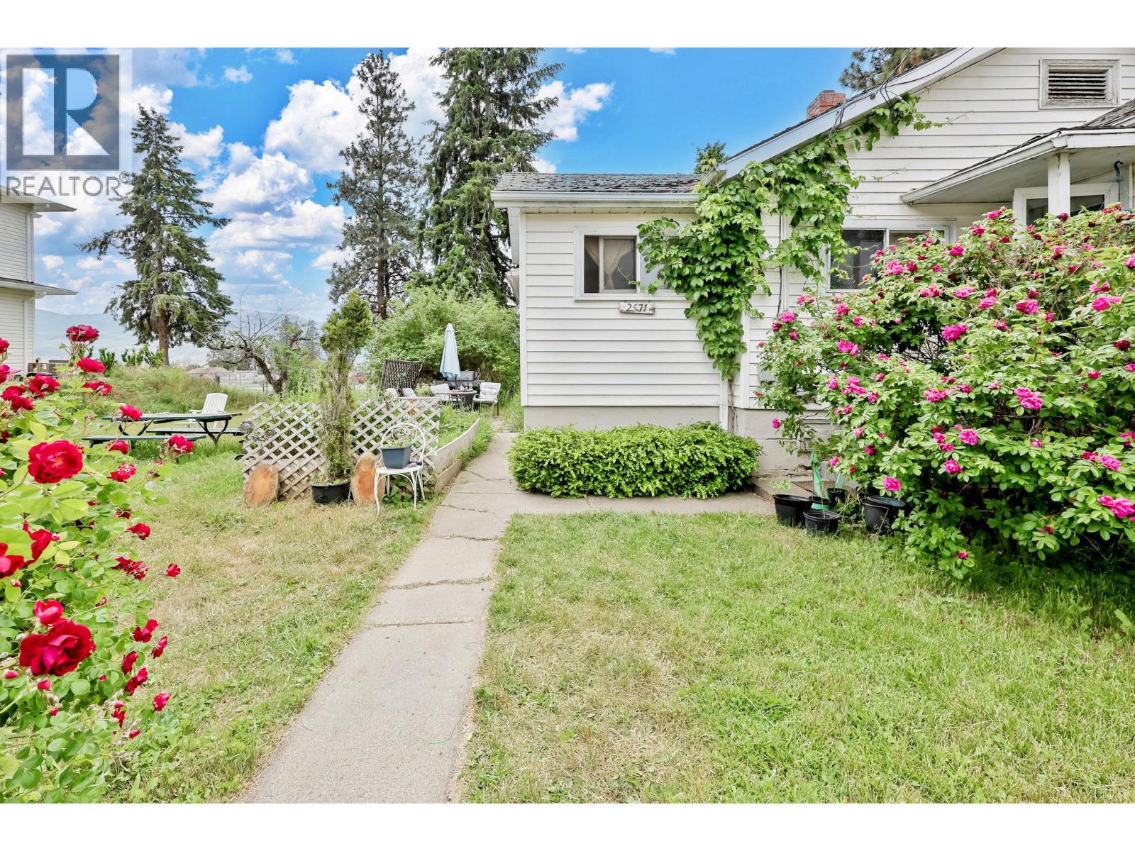 2571 & 2573 Hebert Road