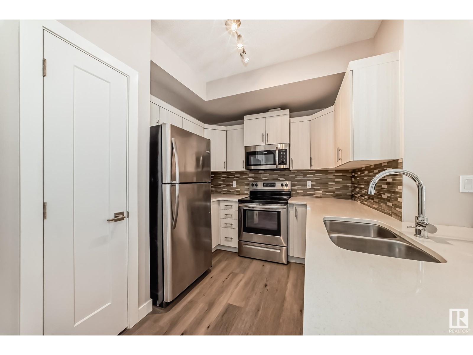 #126 560 GRIESBACH PARADE PR NW