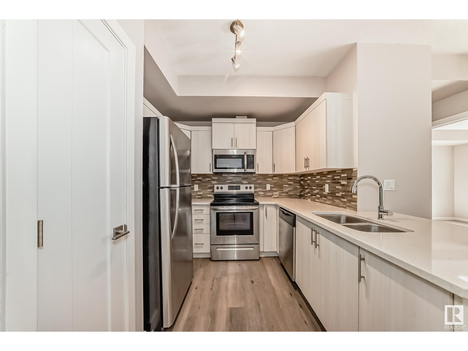 #126 560 GRIESBACH PARADE PR NW