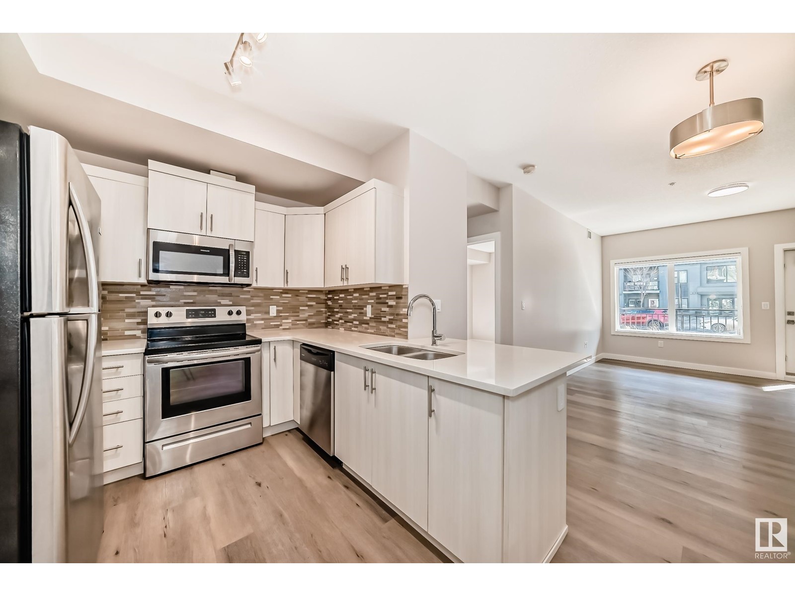 #126 560 GRIESBACH PARADE PR NW