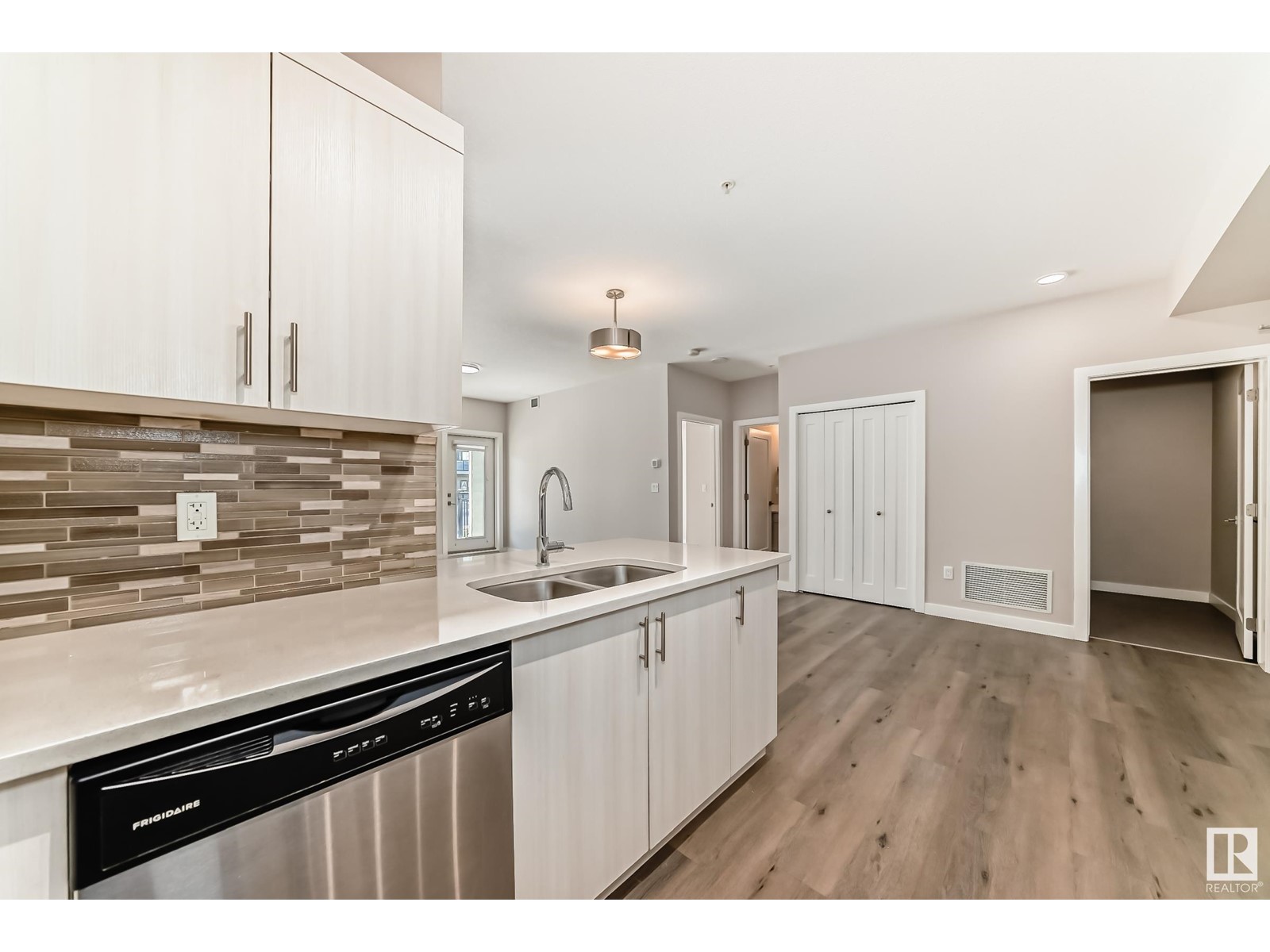 #126 560 GRIESBACH PARADE PR NW