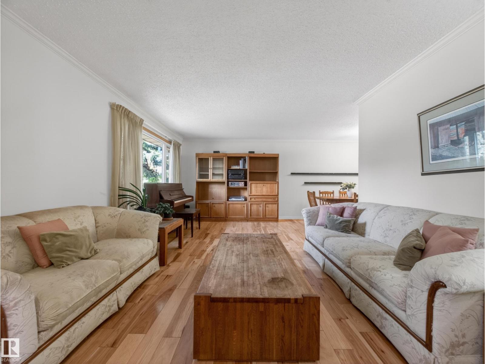 18416 90 AV NW