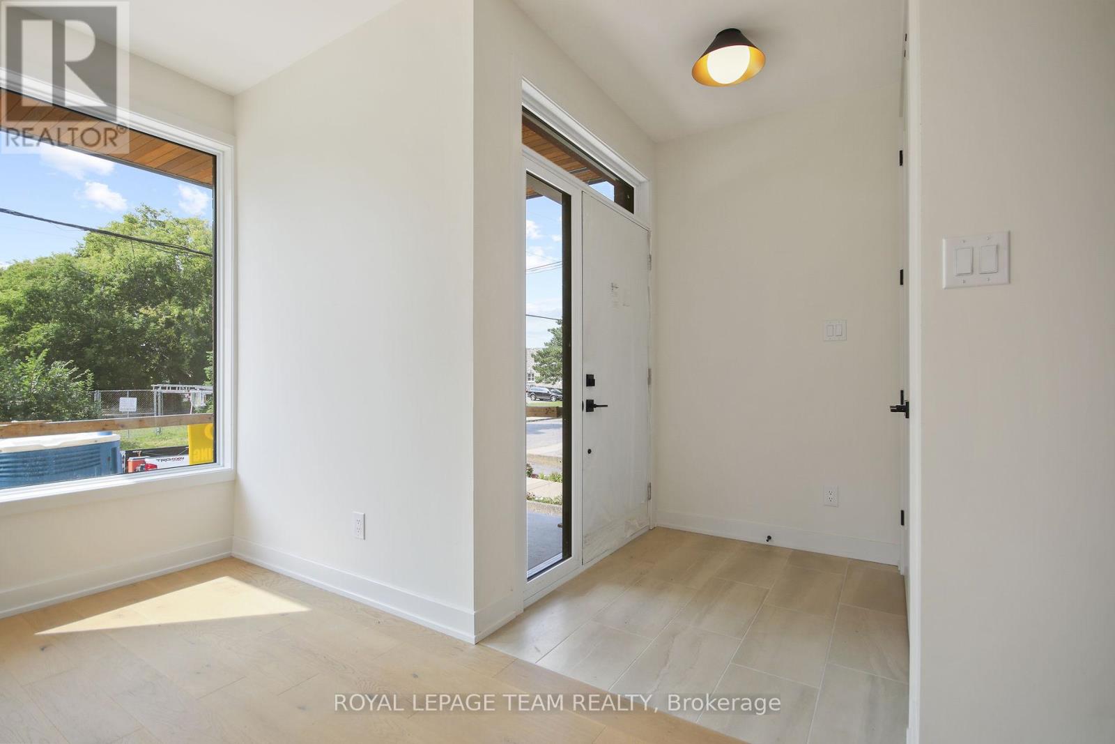 B/B2 - 241 BREEZEHILL AVENUE S