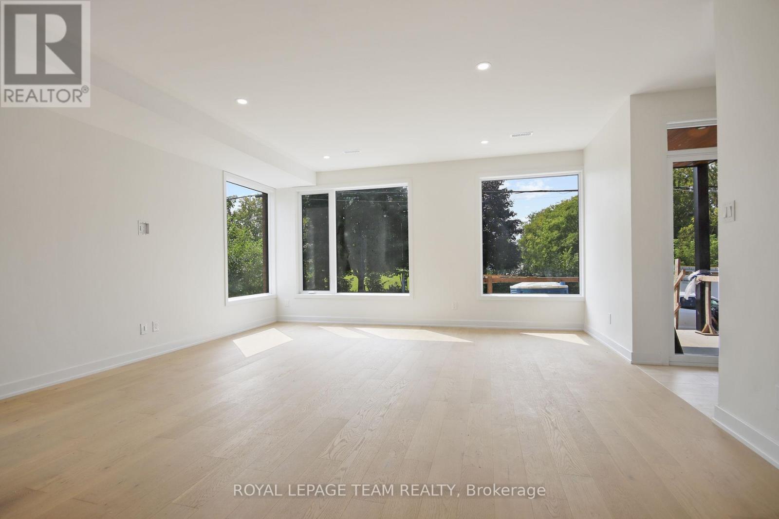B/B2 - 241 BREEZEHILL AVENUE S