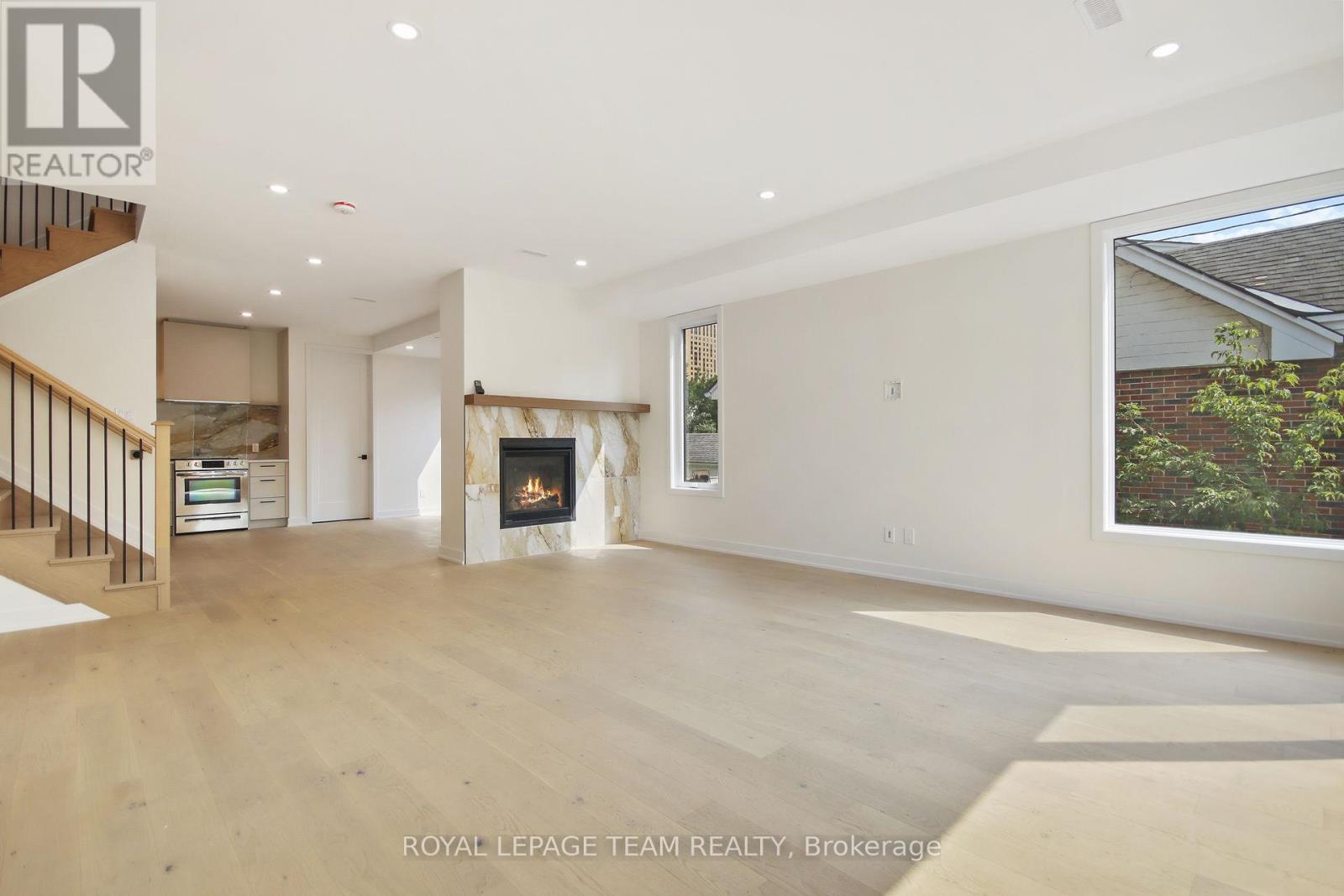 B/B2 - 241 BREEZEHILL AVENUE S