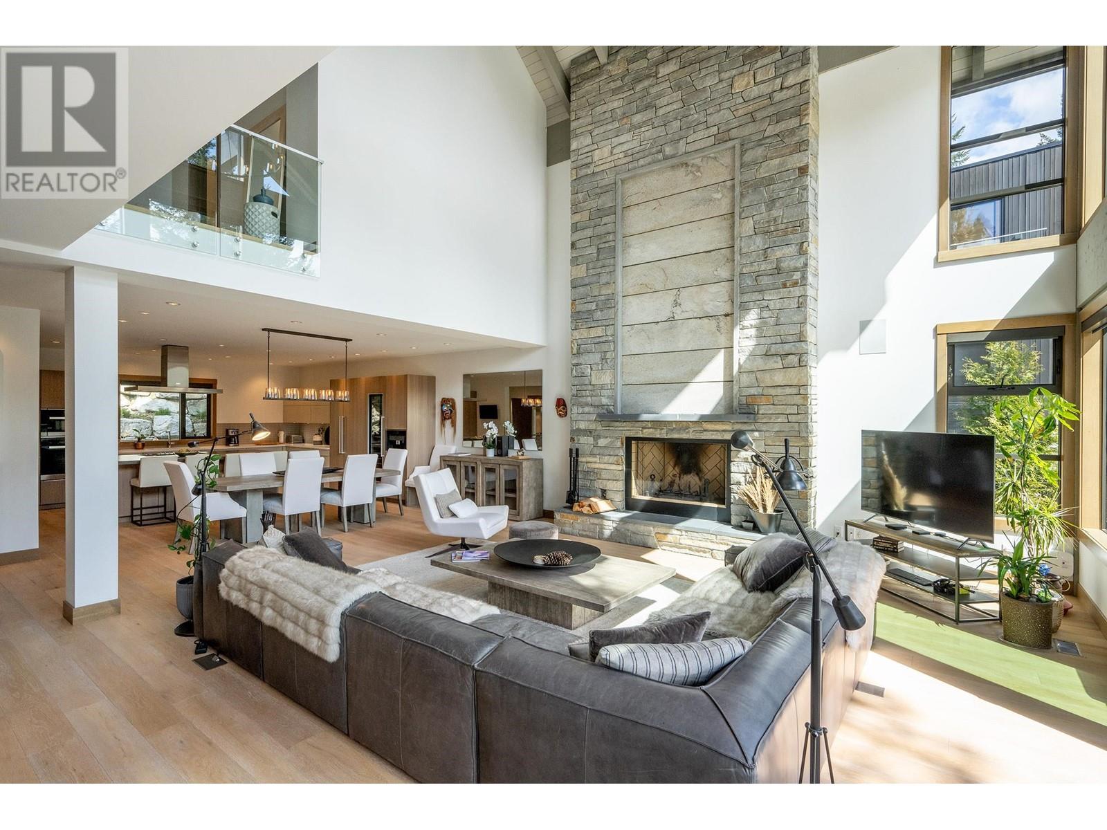 7441 TREETOP LANE