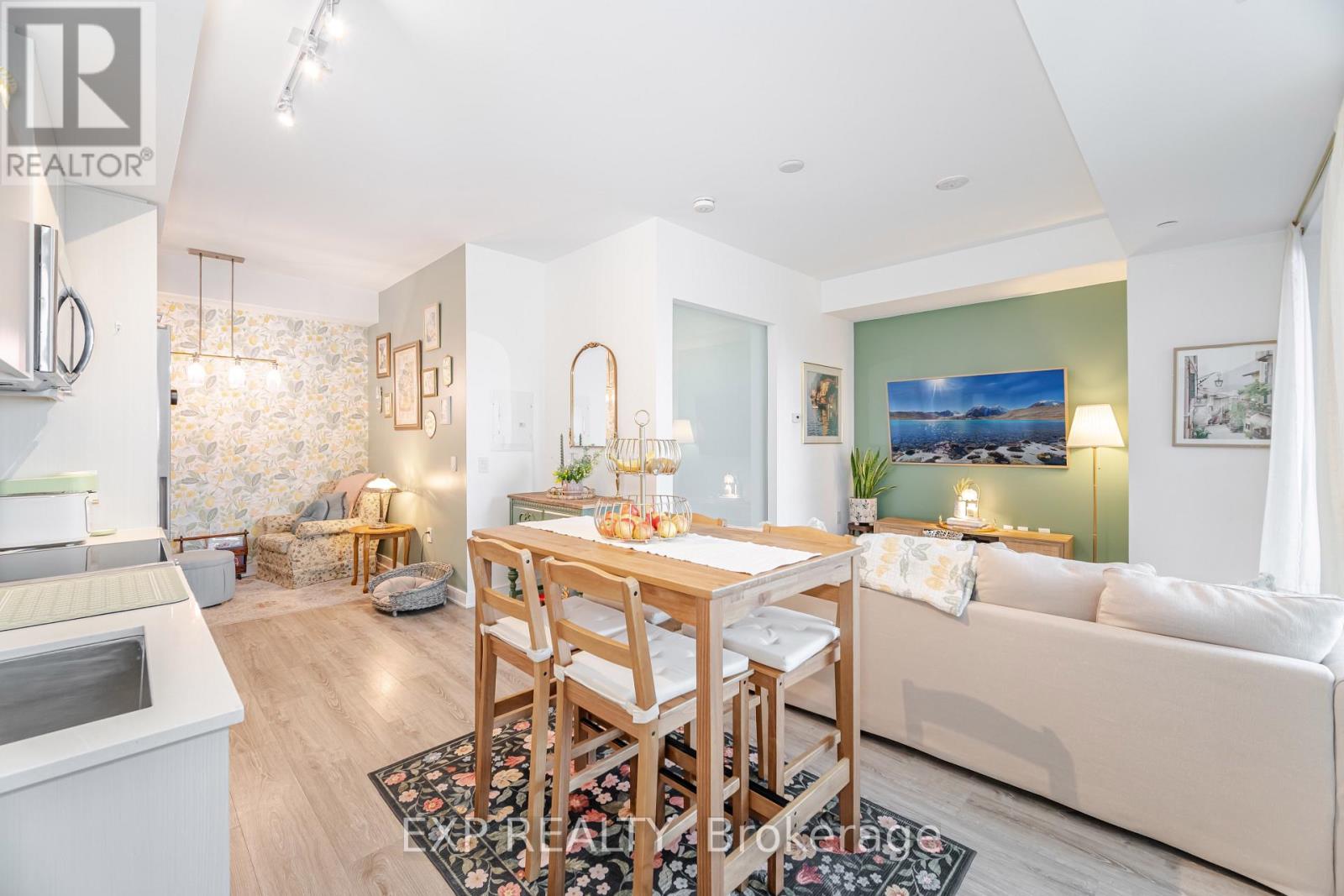 Photo 1 of 46 — 812 - 25 NEIGHBOURHOOD LANE Unit 812, Toronto (Stonegate-Queensway), ON M8Y0C4