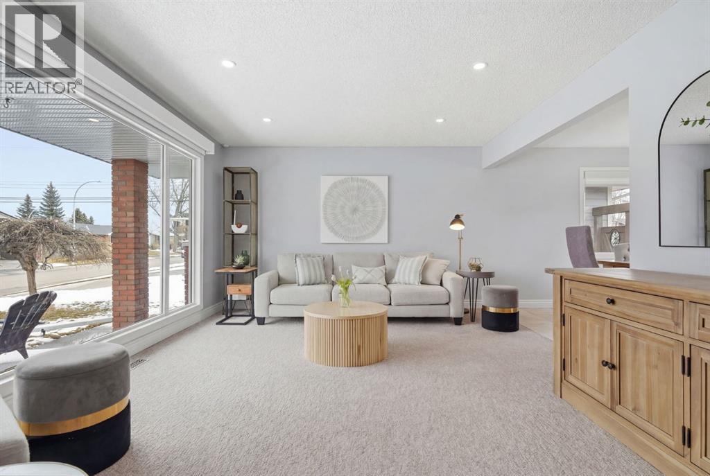 863 Lake Lucerne Drive SE