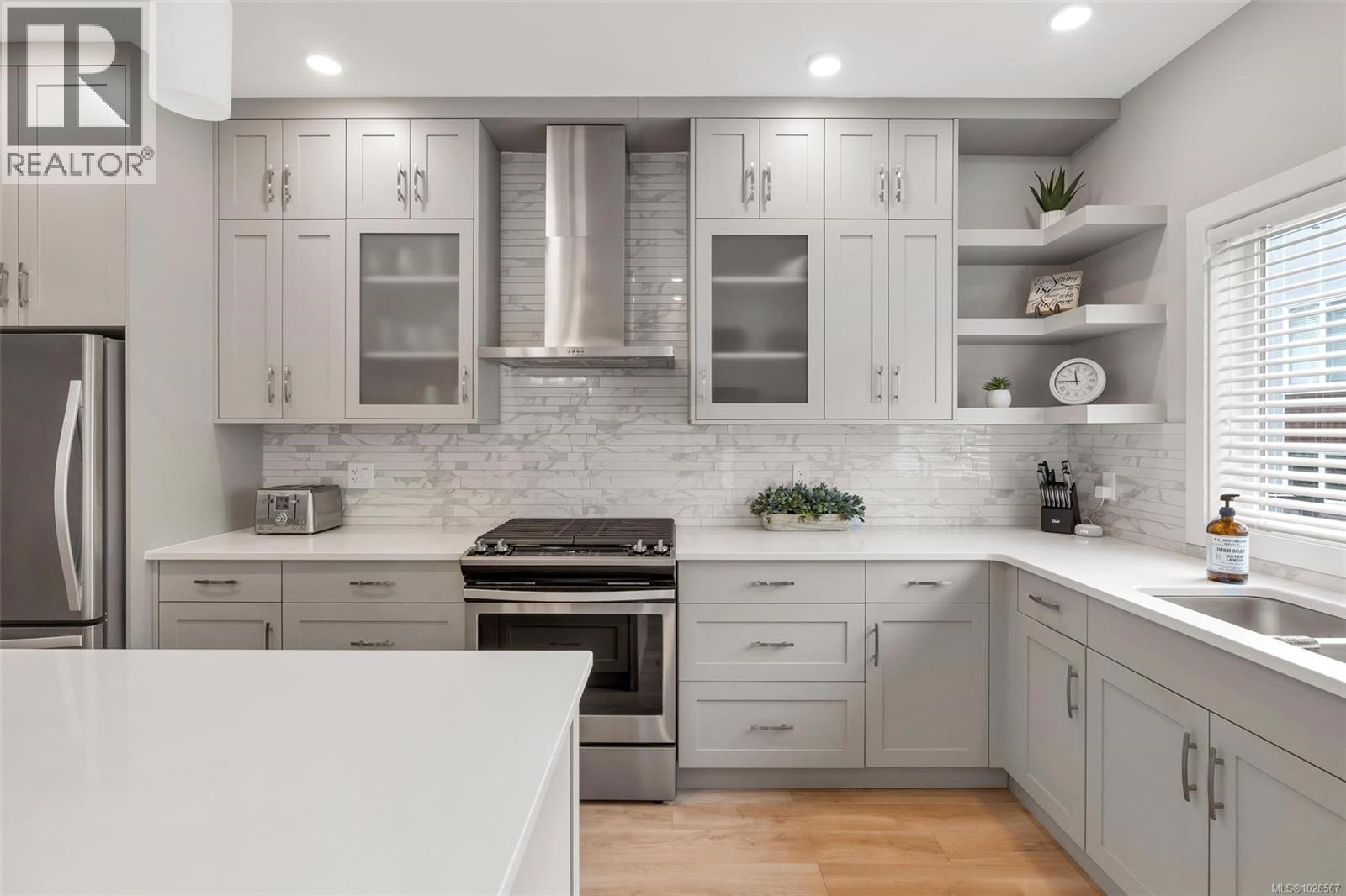 13 4355 Viewmont Ave