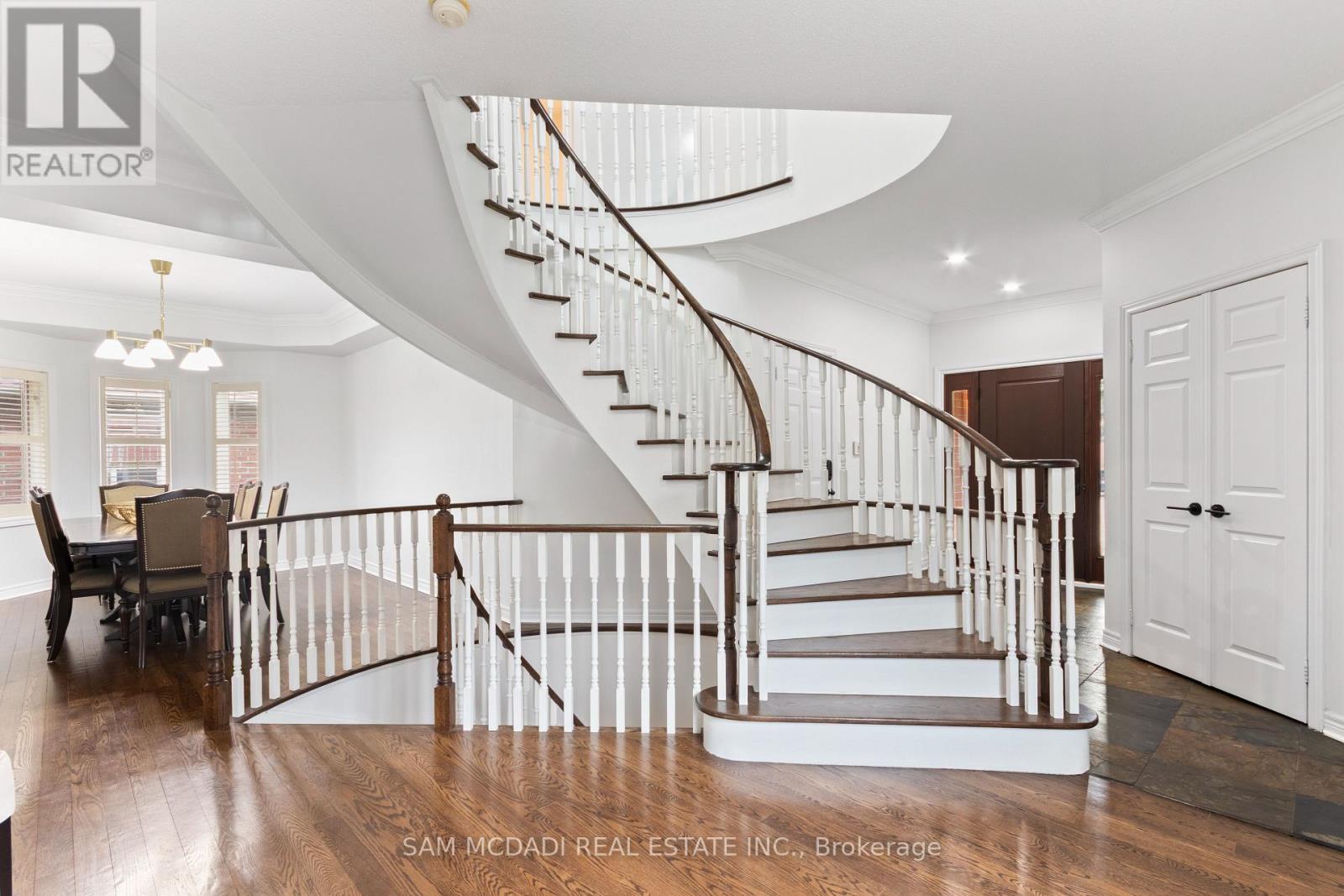 964 QUEEN STREET W