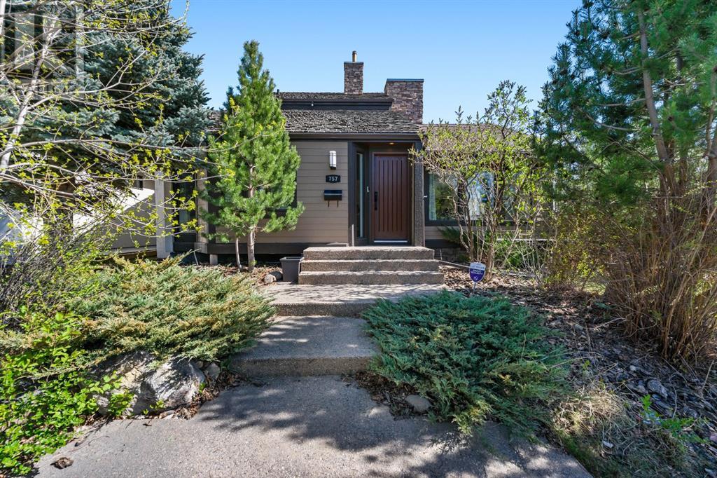 757 Alexander Crescent NW