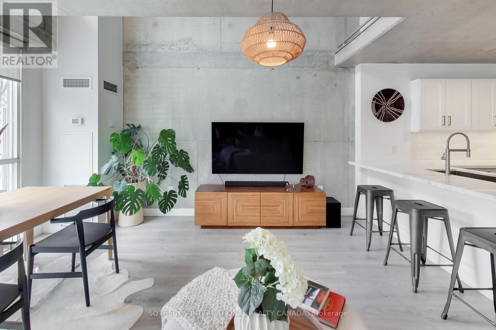 312 - 954 KING STREET W