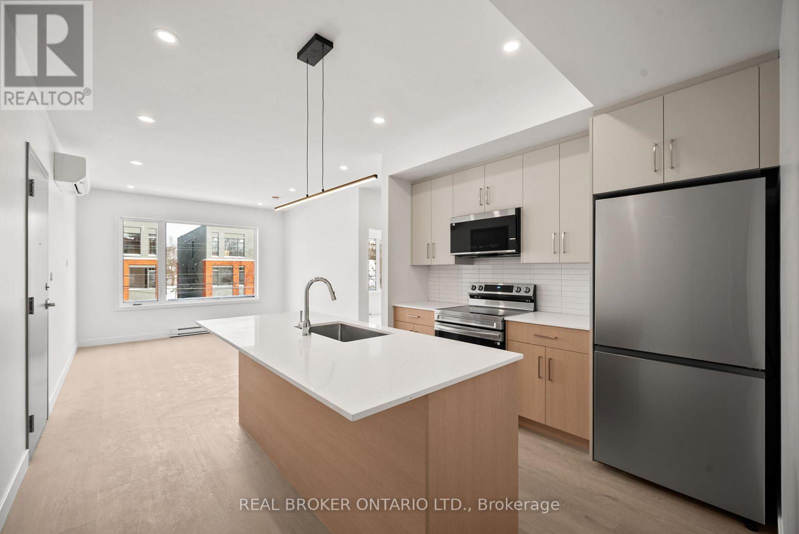 6 - 184 WOODROFFE AVENUE