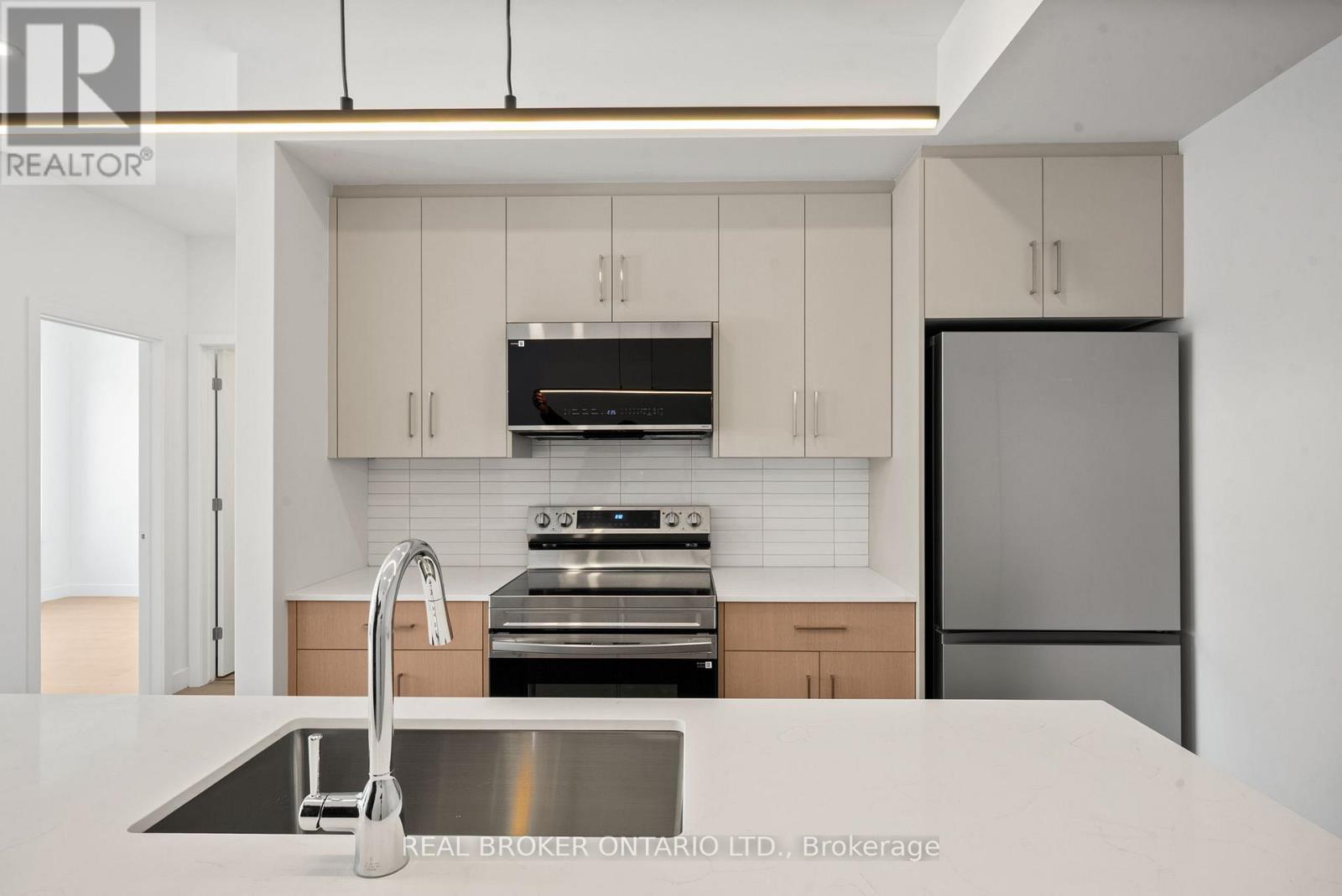 6 - 184 WOODROFFE AVENUE