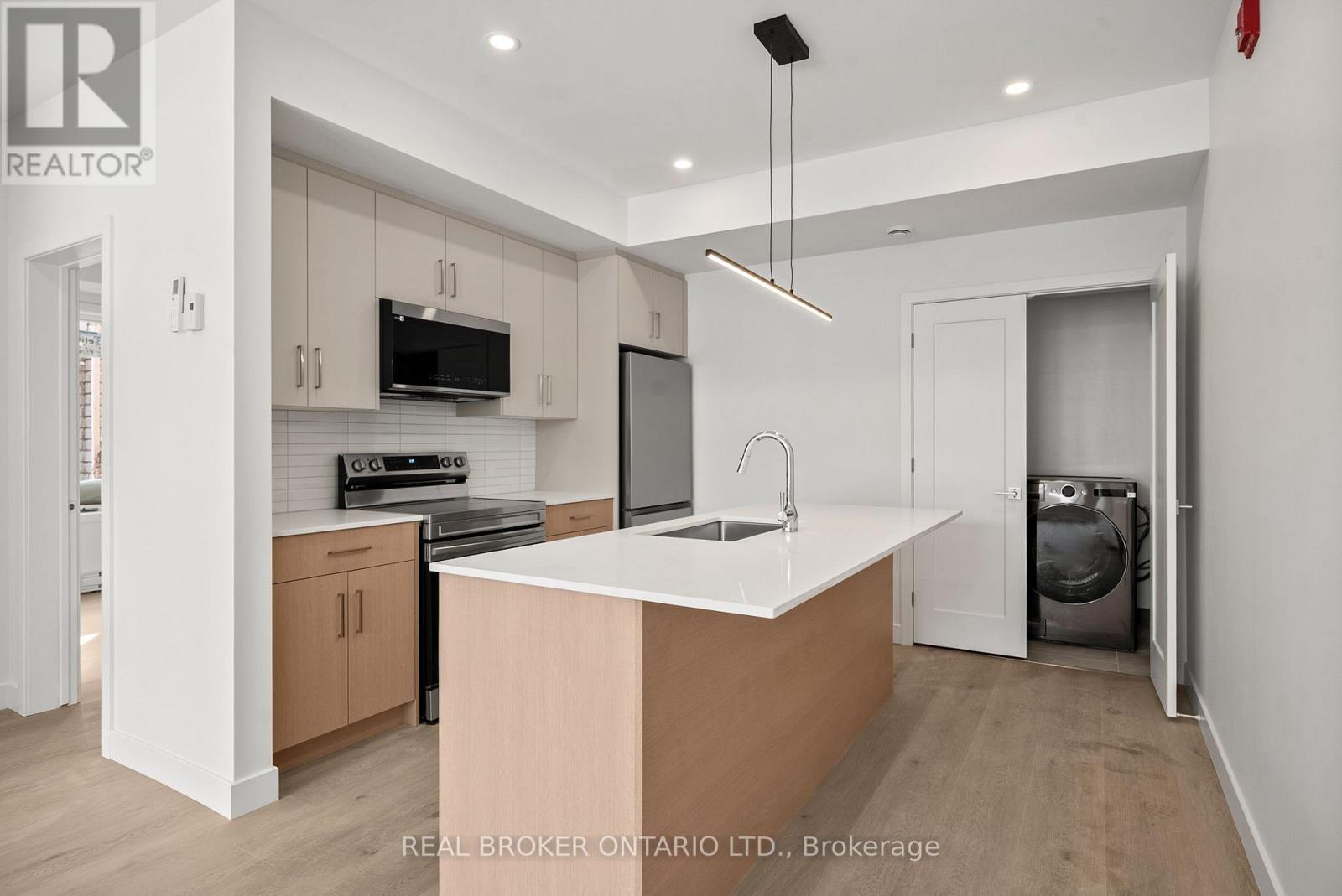 6 - 184 WOODROFFE AVENUE