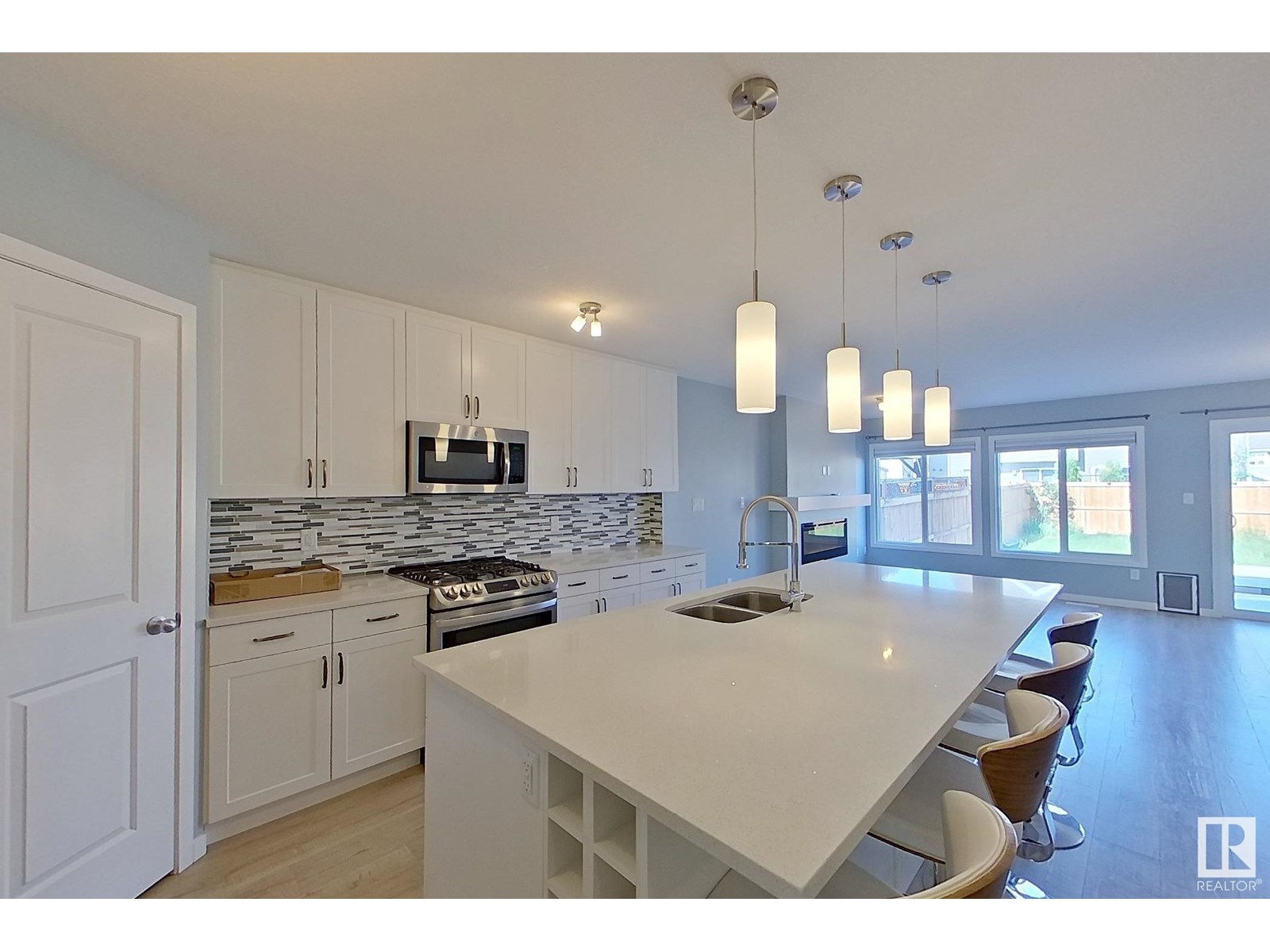 2122 85 ST SW
