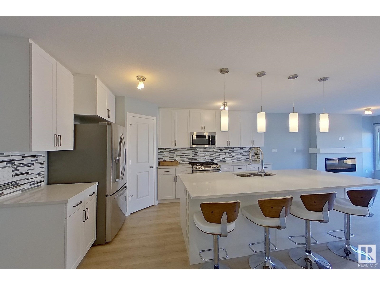 2122 85 ST SW