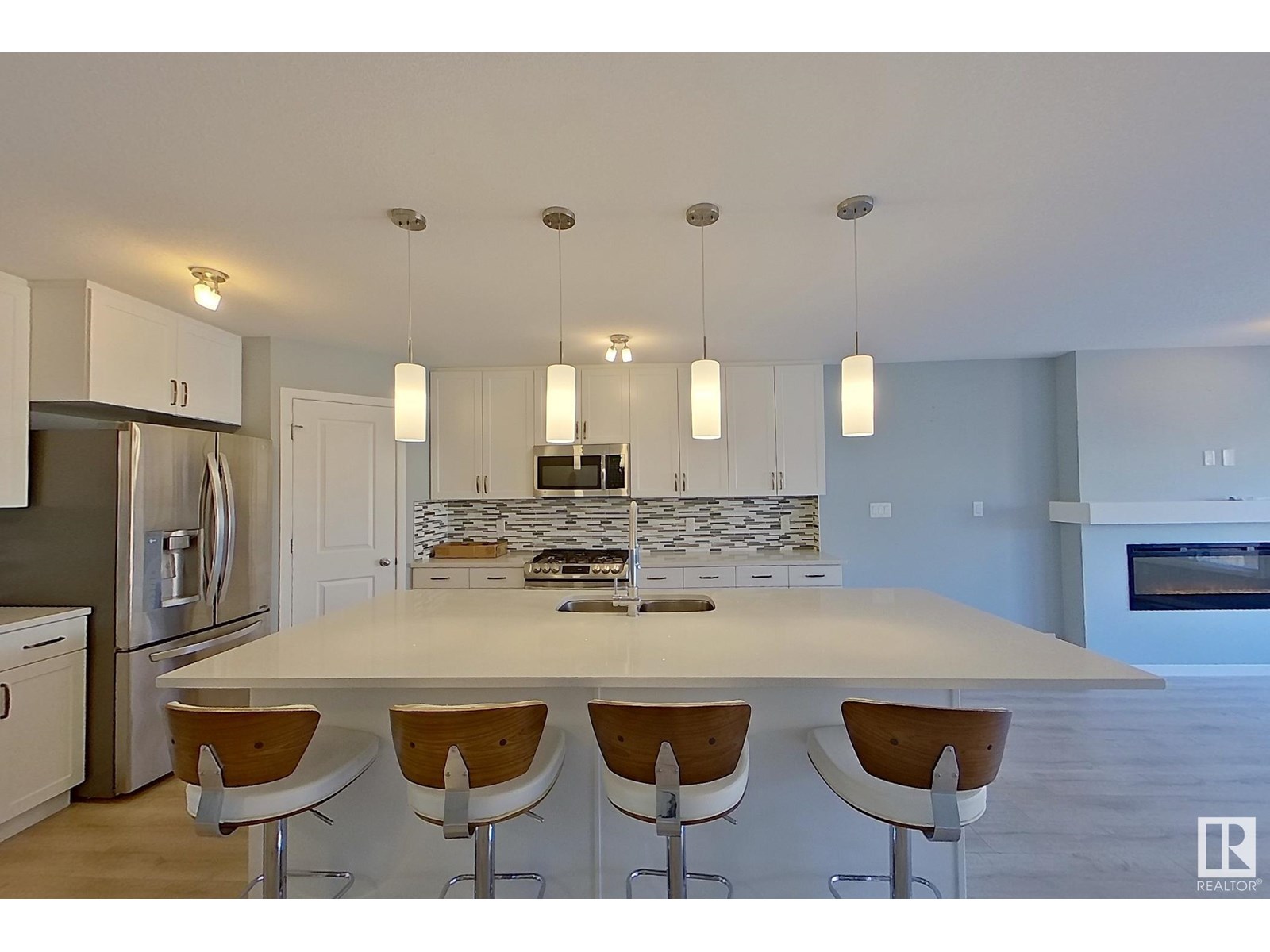 2122 85 ST SW