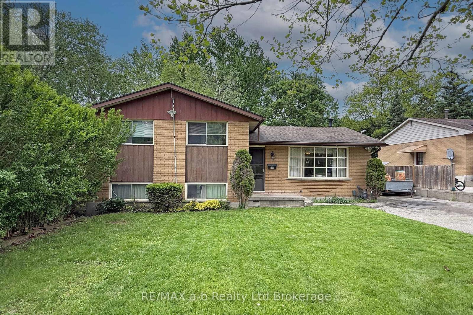 Photo 1 of 24 — 213 BELGRAVE STREET, Woodstock (Woodstock - North), ON N4S7K1