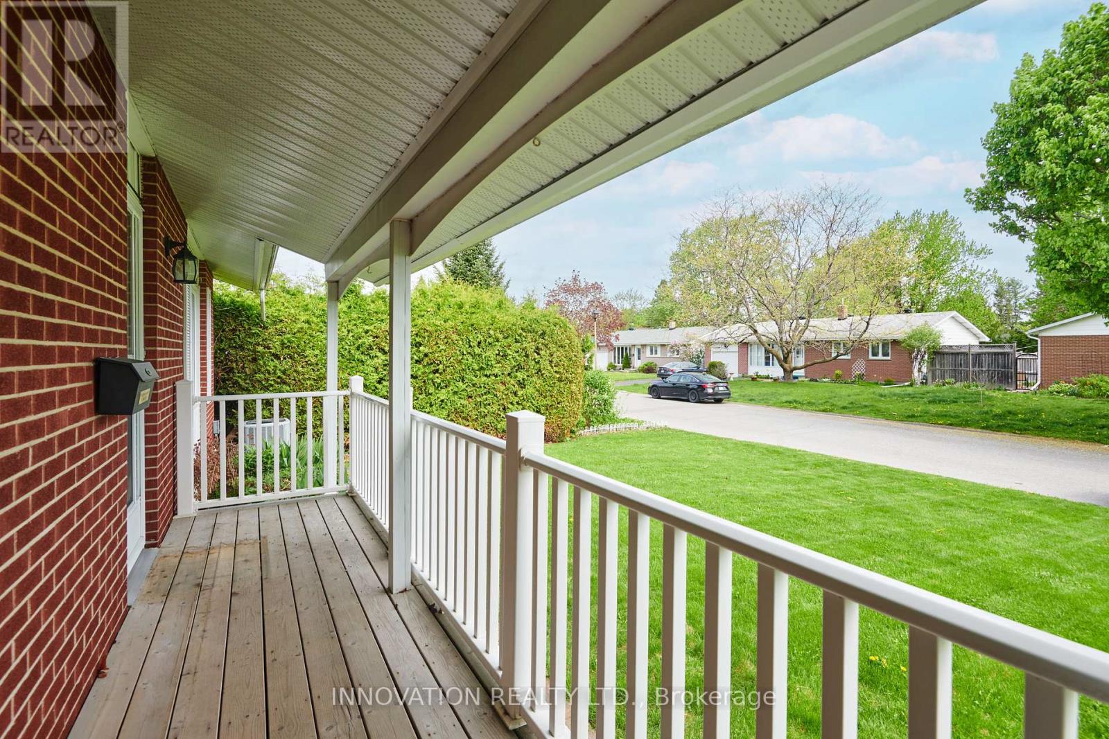 125 COUNTRY LANE W
