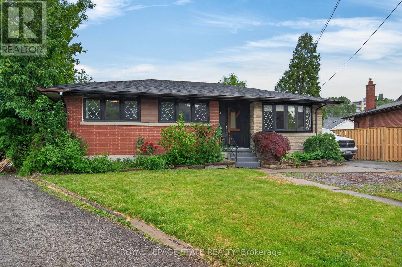 33 KENWOOD CRESCENT